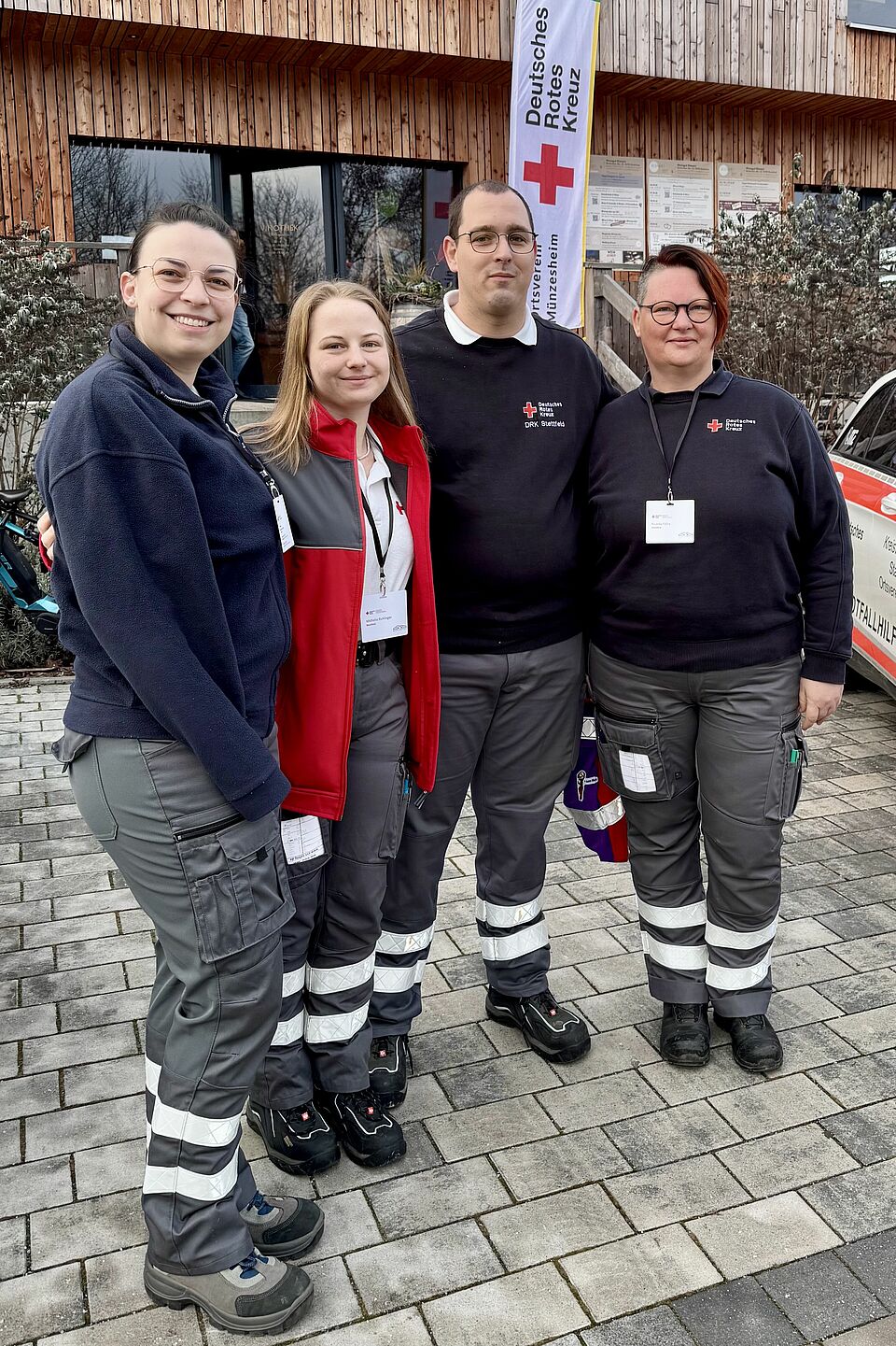 vier Mitglieder des OV Stettfeld stehen vor der Veranstaltungslocation in Münzesheim
