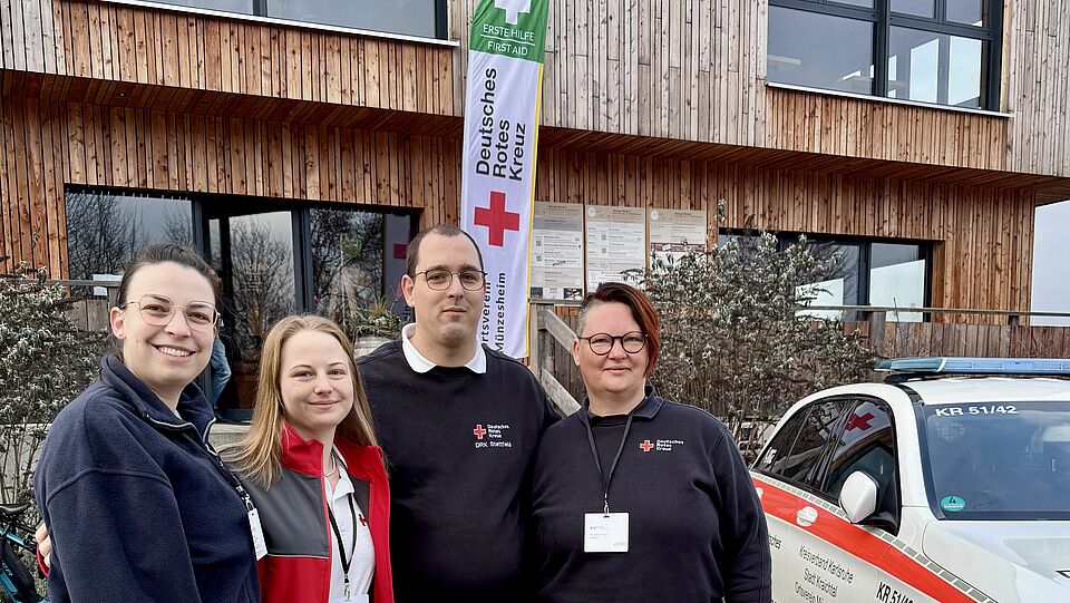 Notfallsymposium 2.0 vier Mitglieder des OV Stettfeld stehen vor der Veranstaltungslocation in Münzesheim