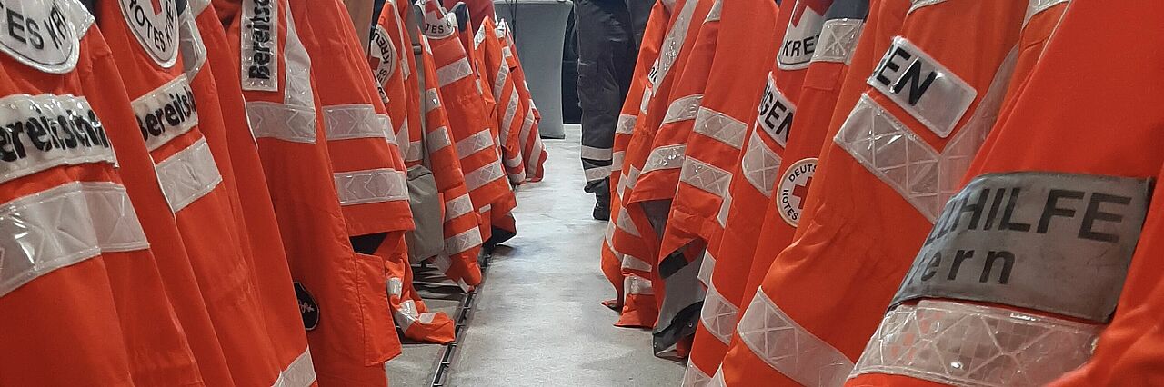 zu sehen sind DRK Jacken auf Stühlen aufgehängt